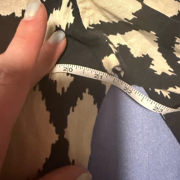 The Royal Standard Black and White Geometric Tunic Top - Picture 6 of 6